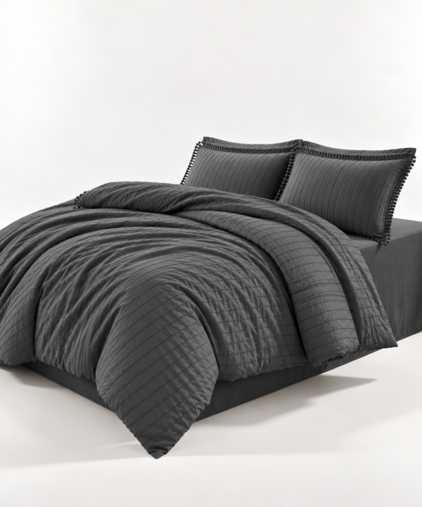 Lenjerie de pat Culmi Bucovinene, 100% bumbac ranforce, 4 piese, cearceaf 240 x 260 cm, antracit matlasat